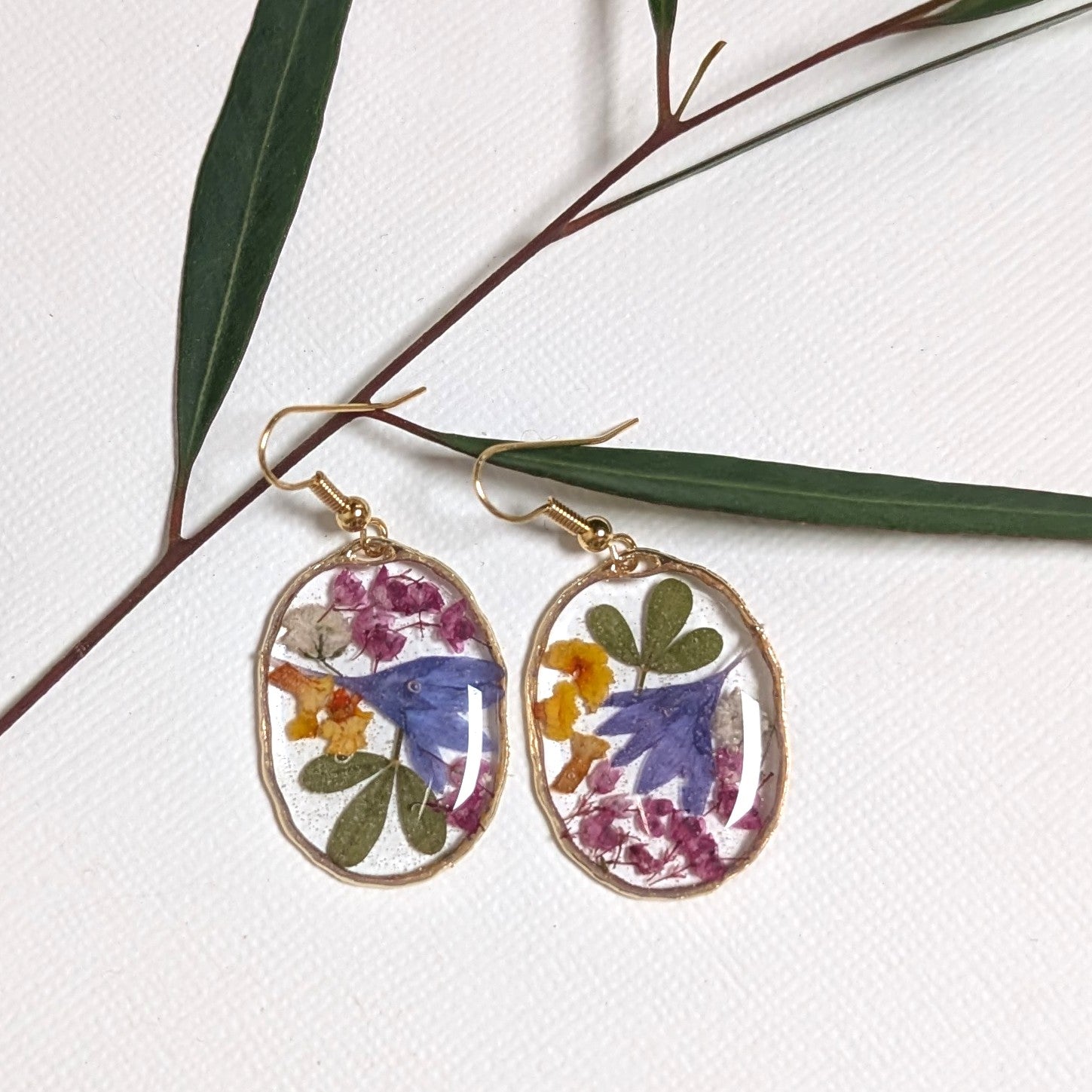 Real flower earrings in resin, oval, gold plated, wildflowers