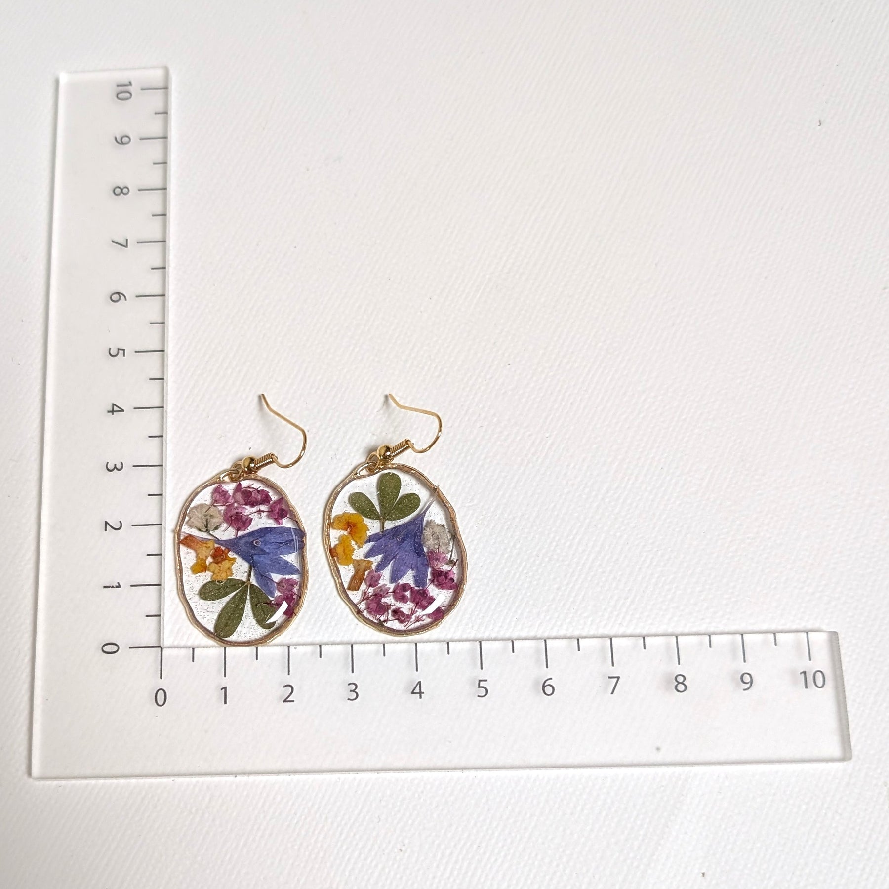 Real flower earrings in resin, oval, gold plated, wildflowers