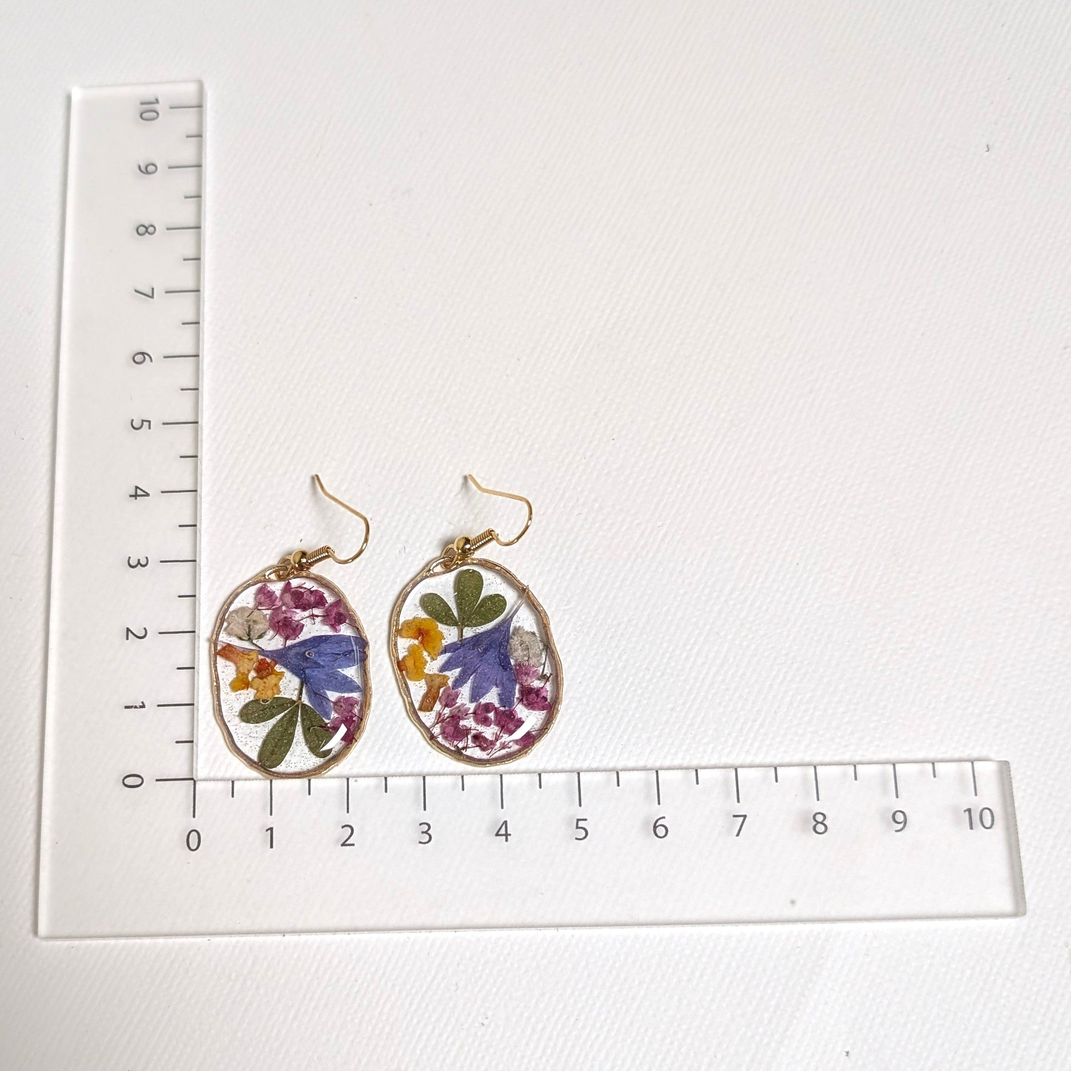 Real flower earrings in resin, oval, gold plated, wildflowers