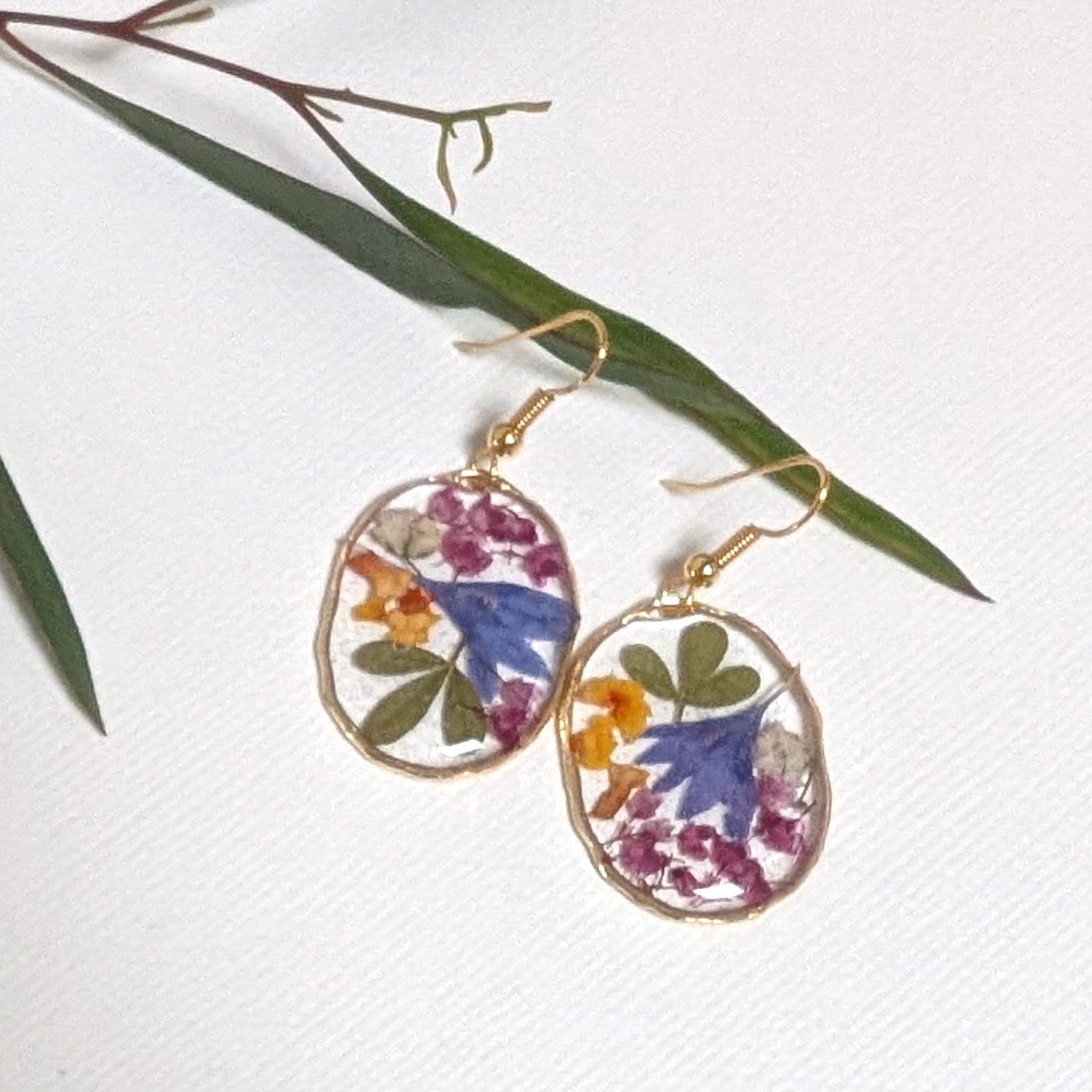 Real flower earrings in resin, oval, gold plated, wildflowers