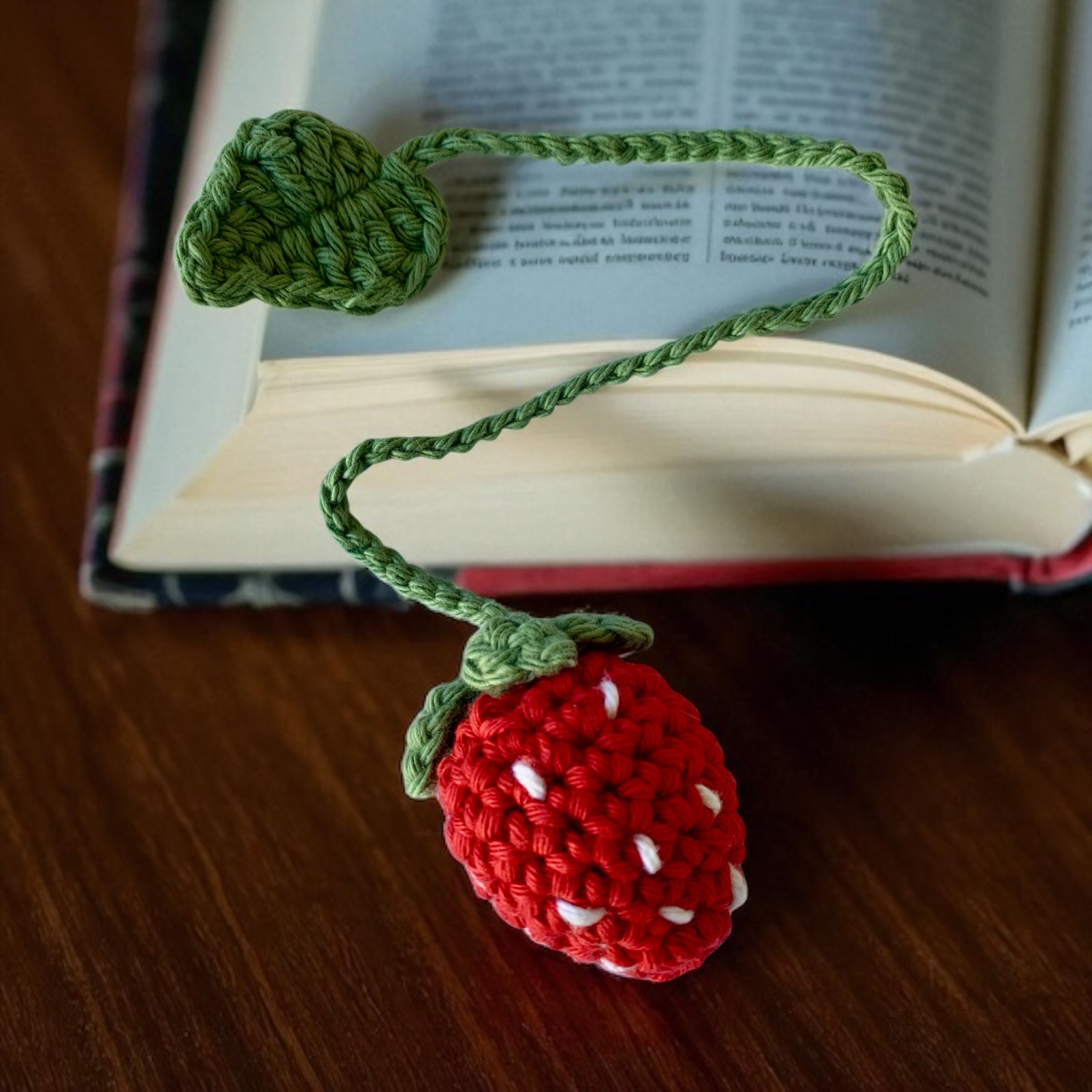 Crochet Daisy Flower Bookmark – Strawberry Book Accessory – Cute Gift for Book Lovers – Teacher Gift