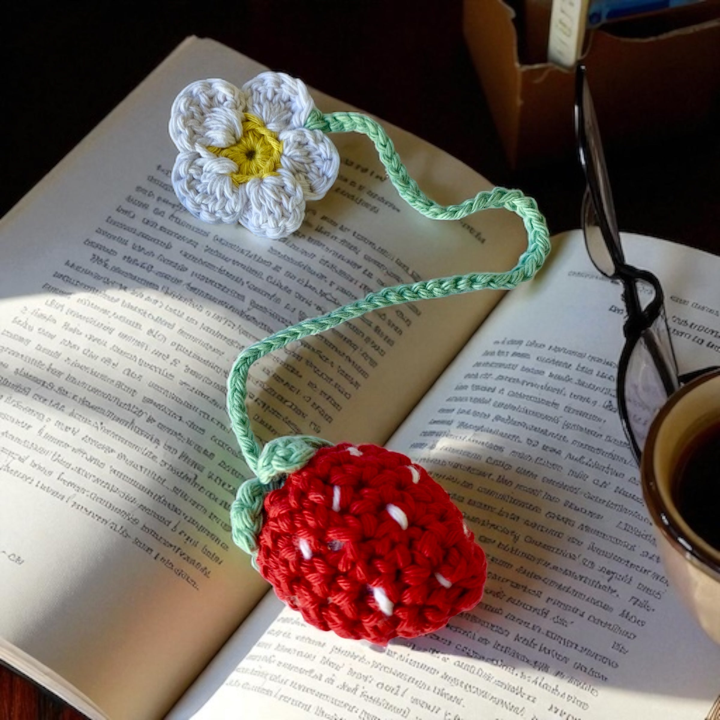 Crochet Daisy Flower Bookmark – Strawberry Book Accessory – Cute Gift for Book Lovers – Teacher Gift