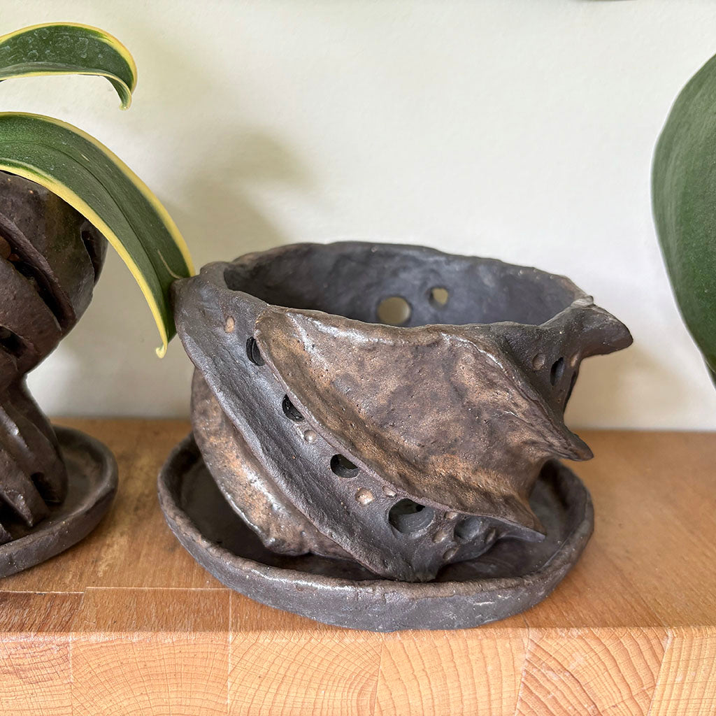 Ceramic orchid pot with ridges