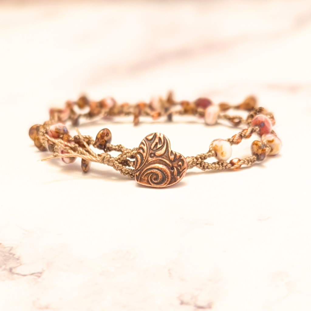 Sold - Glass beaded macrame bracelet - Hand knotted - Amor heart button
