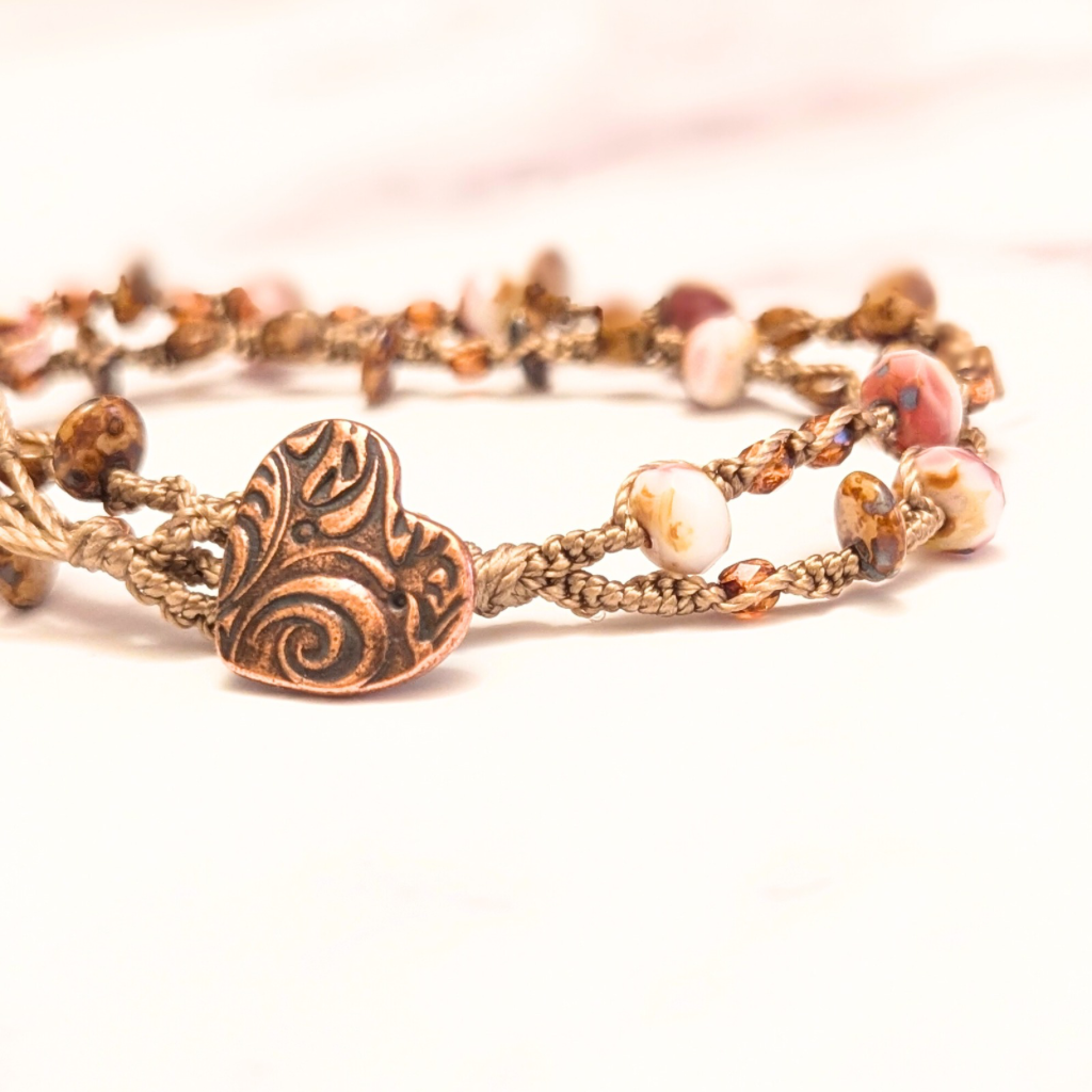 Sold - Glass beaded macrame bracelet - Hand knotted - Amor heart button