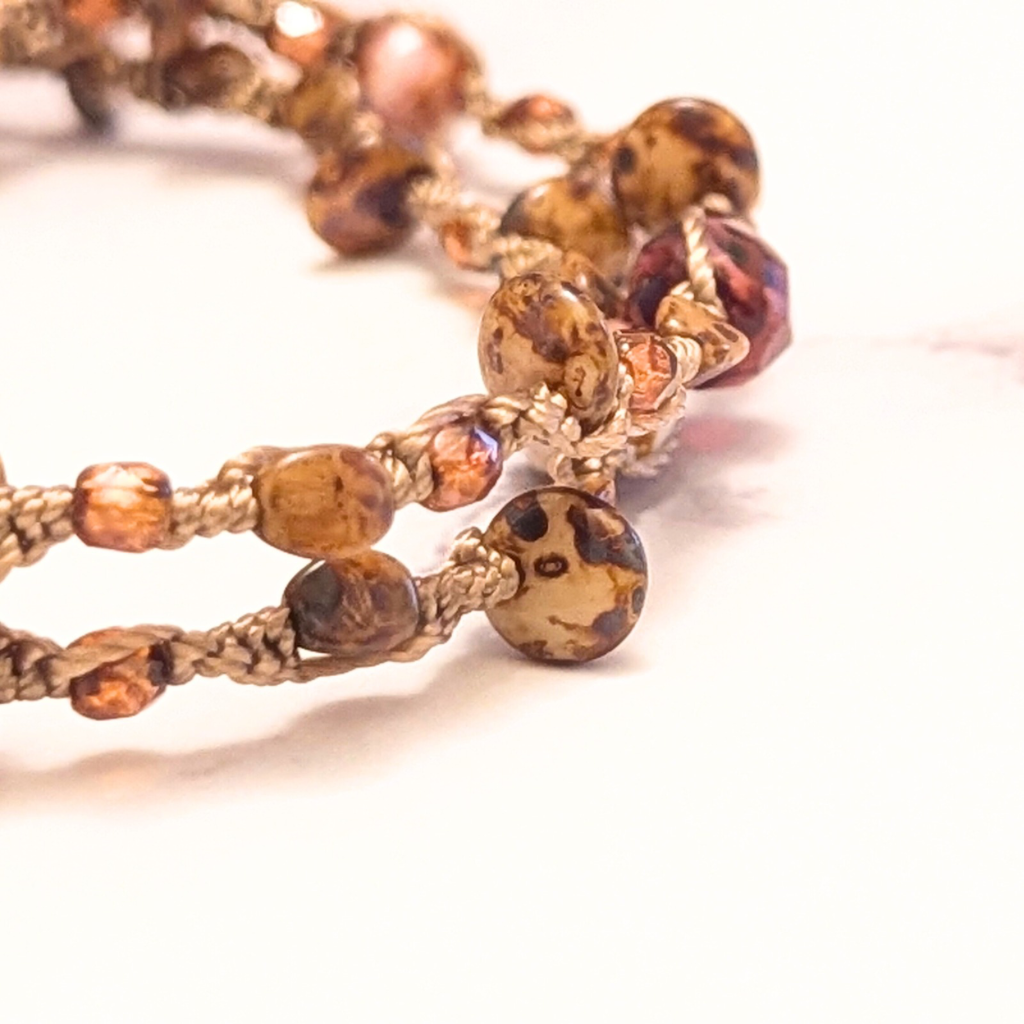 Sold - Glass beaded macrame bracelet - Hand knotted - Amor heart button