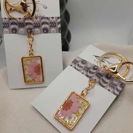 Real flower in resin keychain- gold, pink daisy