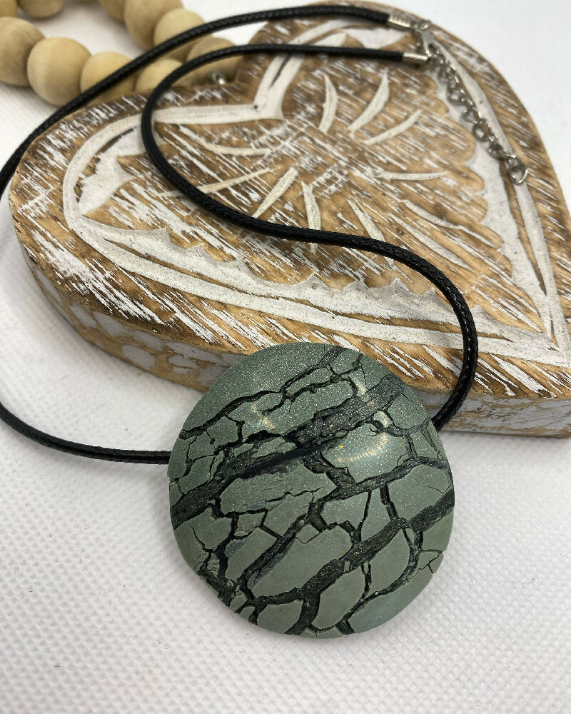 Pendant green black crackle