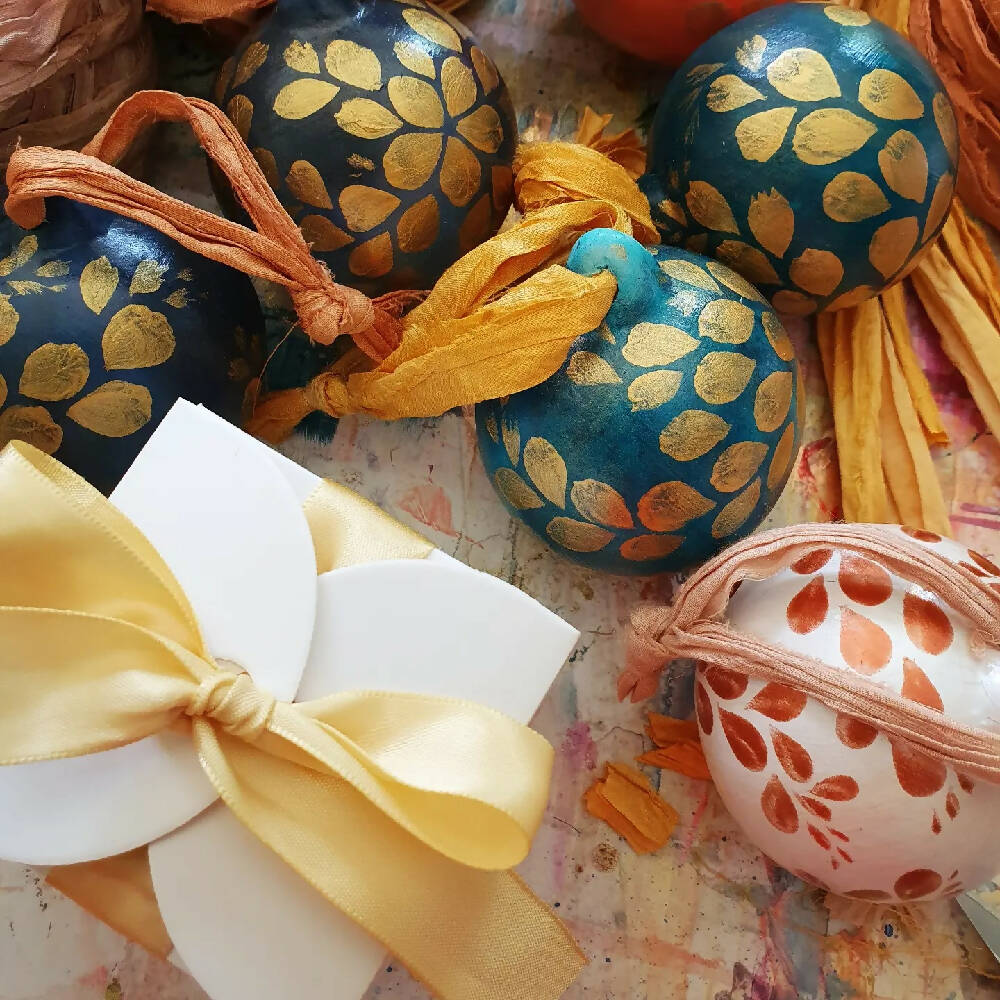 Ceramic Christmas Baubles| Decorations Ornaments | Four colour options