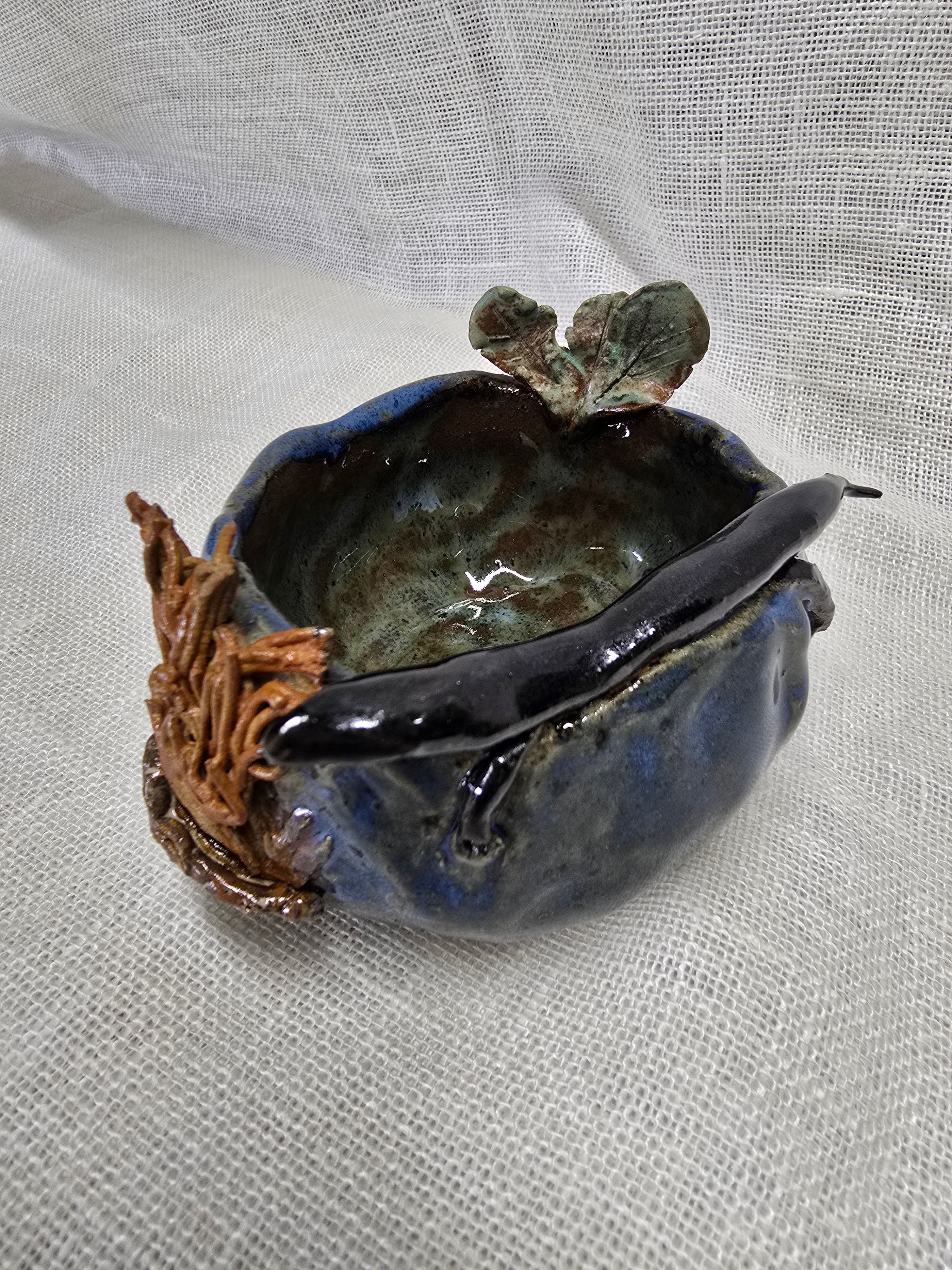 Lizard on rock trinket dish