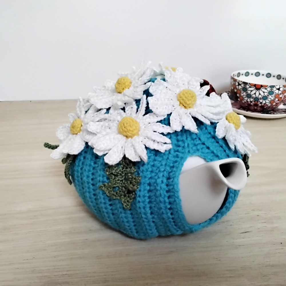 Daisies-and-ladybird-medium-teacosy-front-Australian-made-watch-the-birdy-crochet