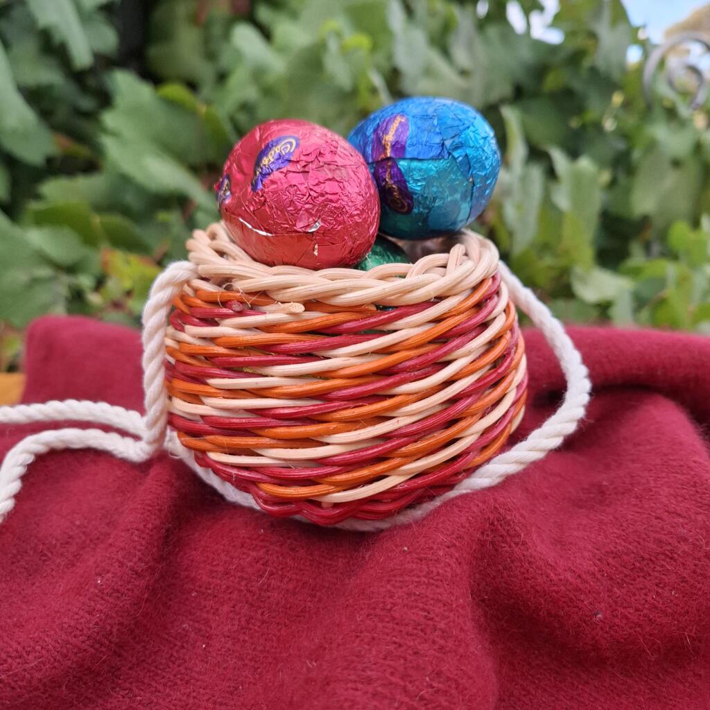 EASTER BASKET HANGING GARLIC CHILD