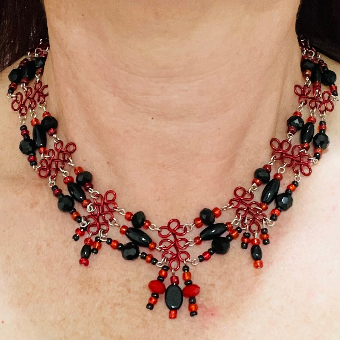 Smart Vibrant Red/Black Choker Necklace with Wire and Agate/Glass