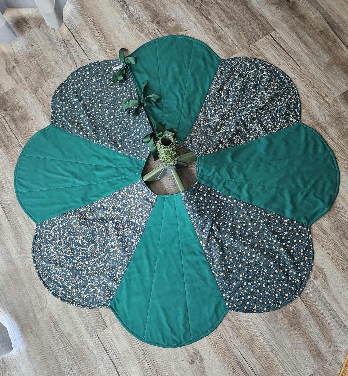 Christmas Tree Skirt - Green Sparkle