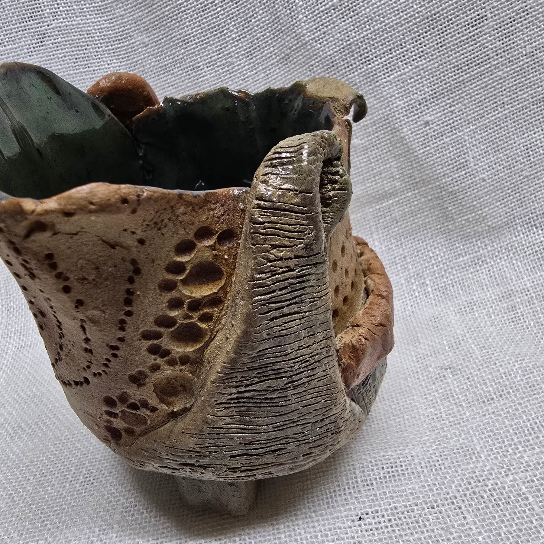 The Witch's cauldron condiment dish