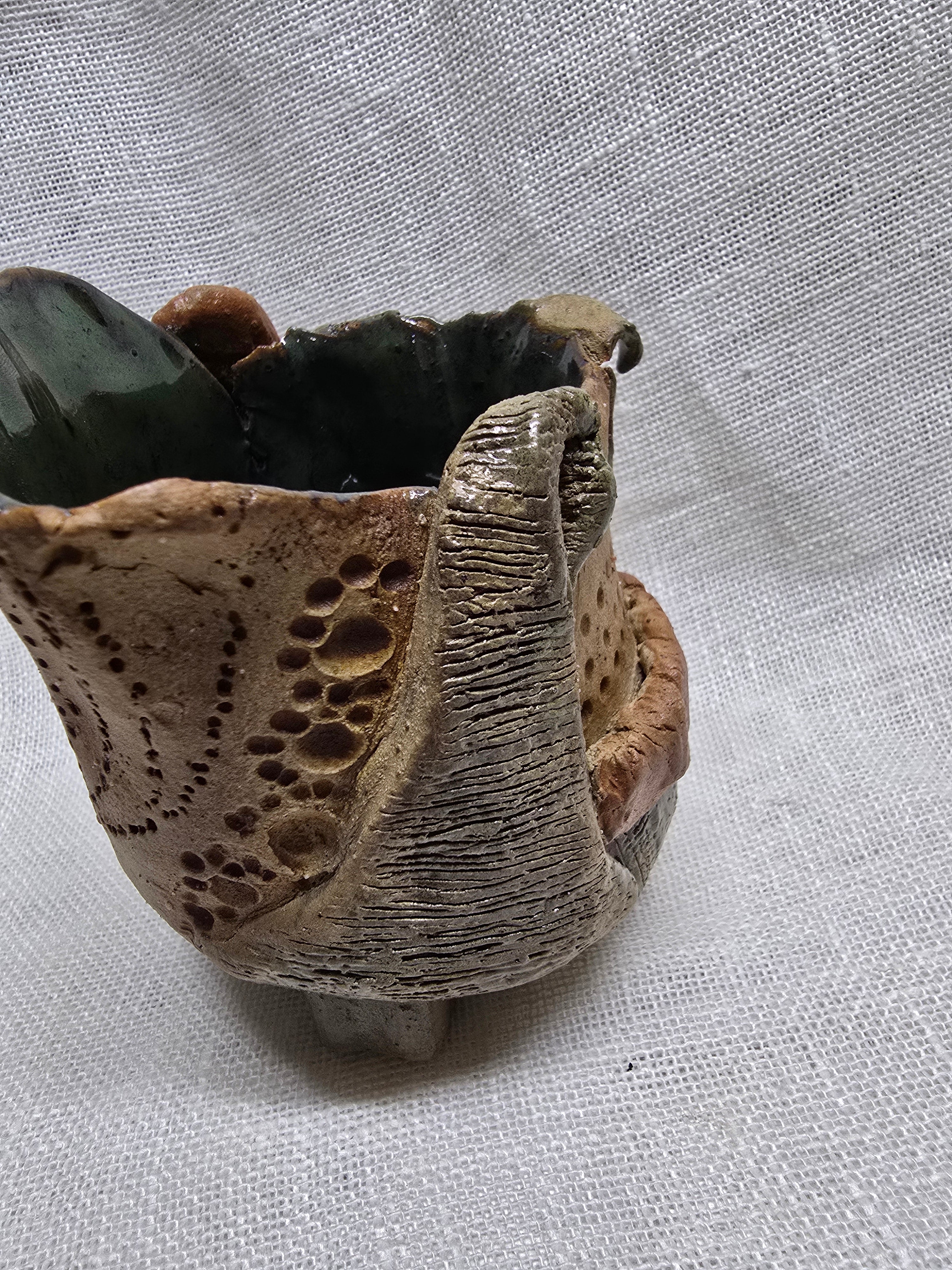 The Witch's cauldron condiment dish