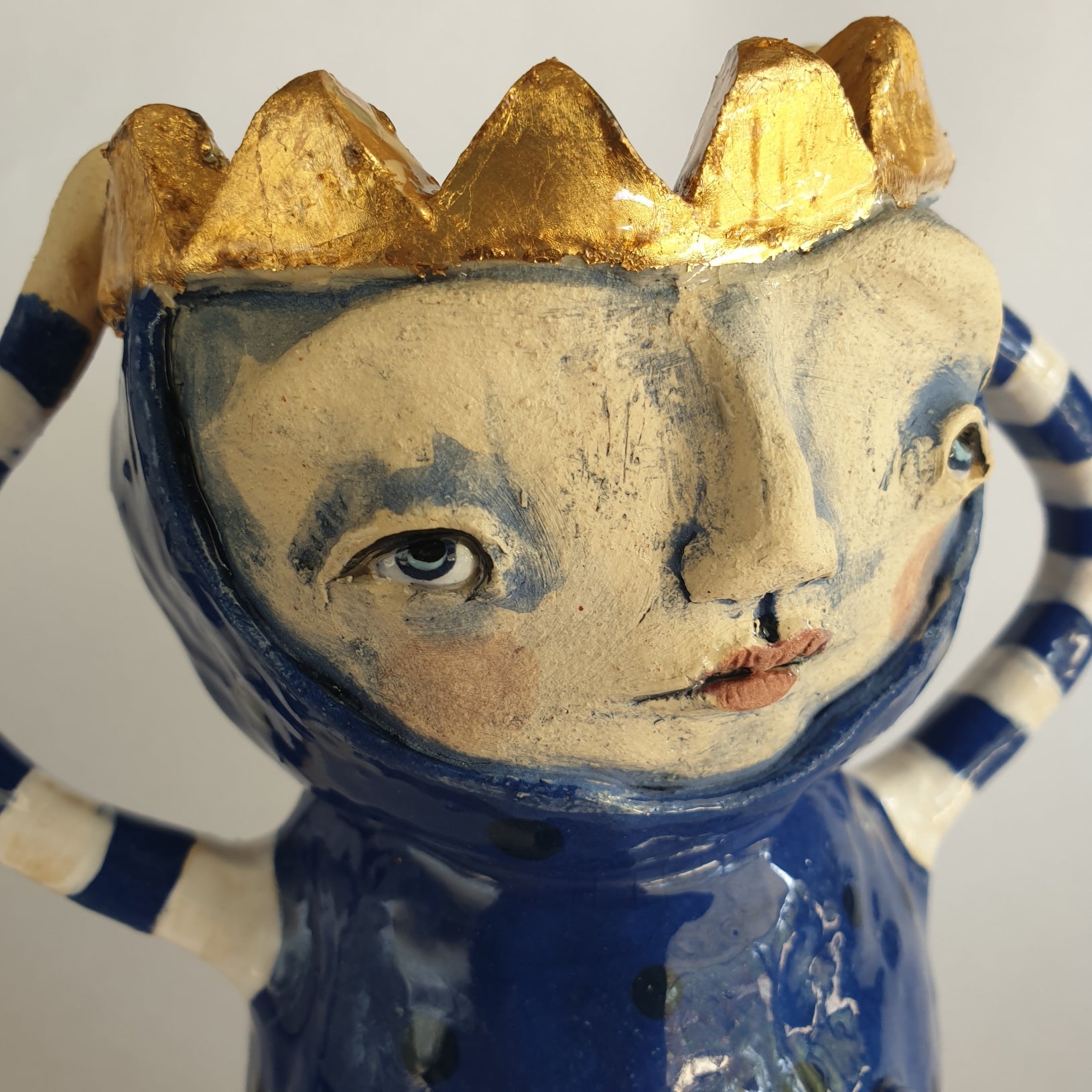 blue and white, queen, crown