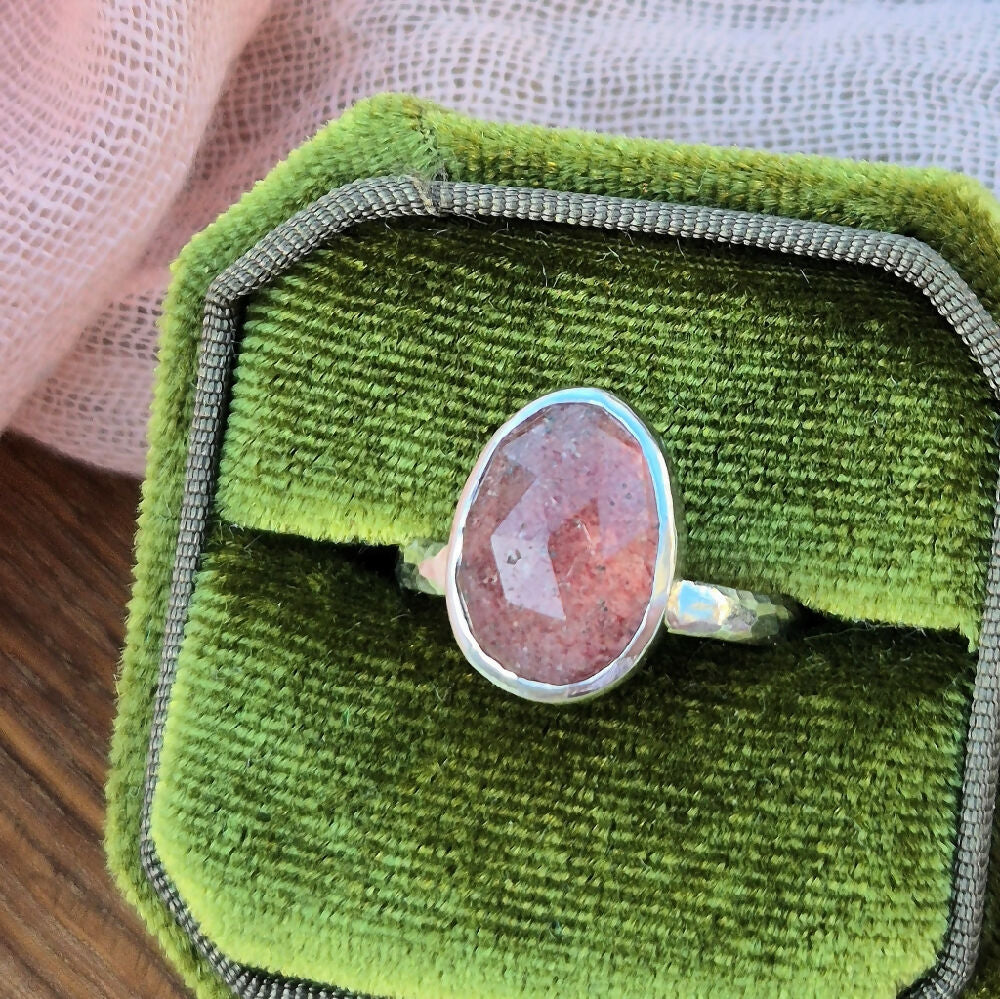 Strawberry Quartz Ring with Hammered Band MI4