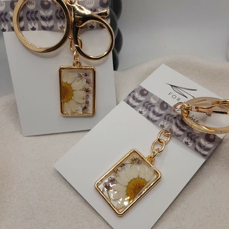Real flower in resin keychain- gold, white daisy