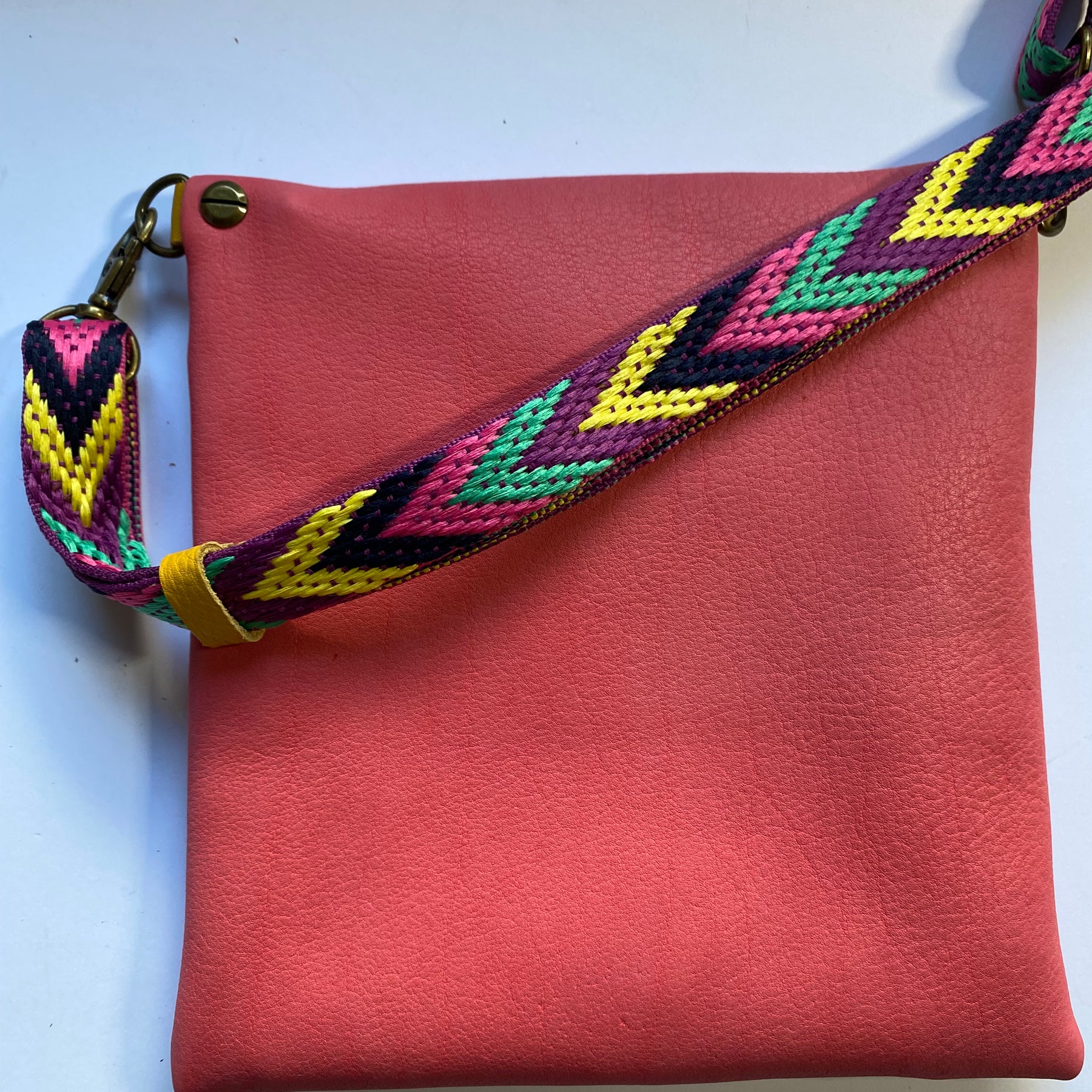 Leather crossbody bag with pineapple motif
