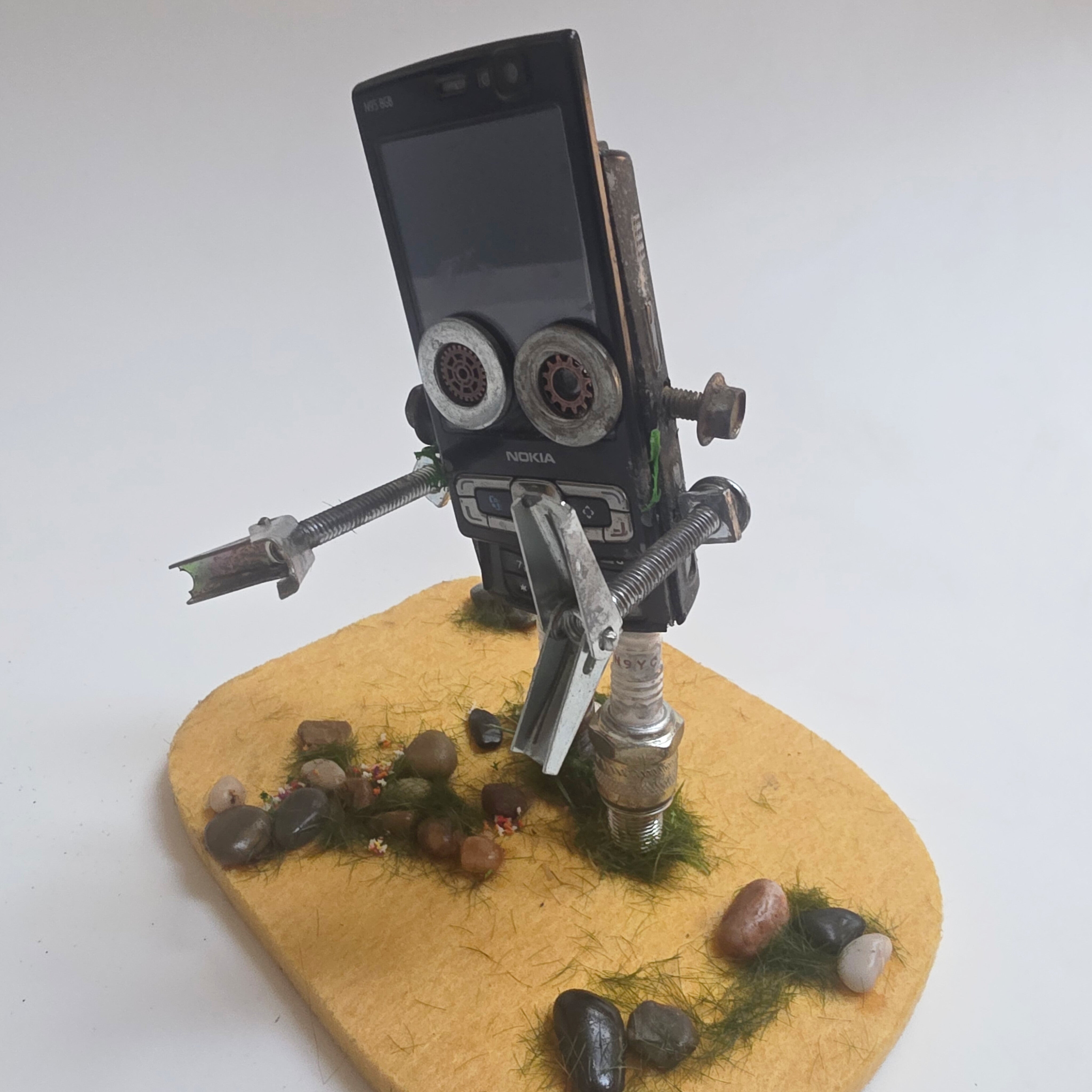 Phonekenstein – The Upcycled Nokia Monster Robot
