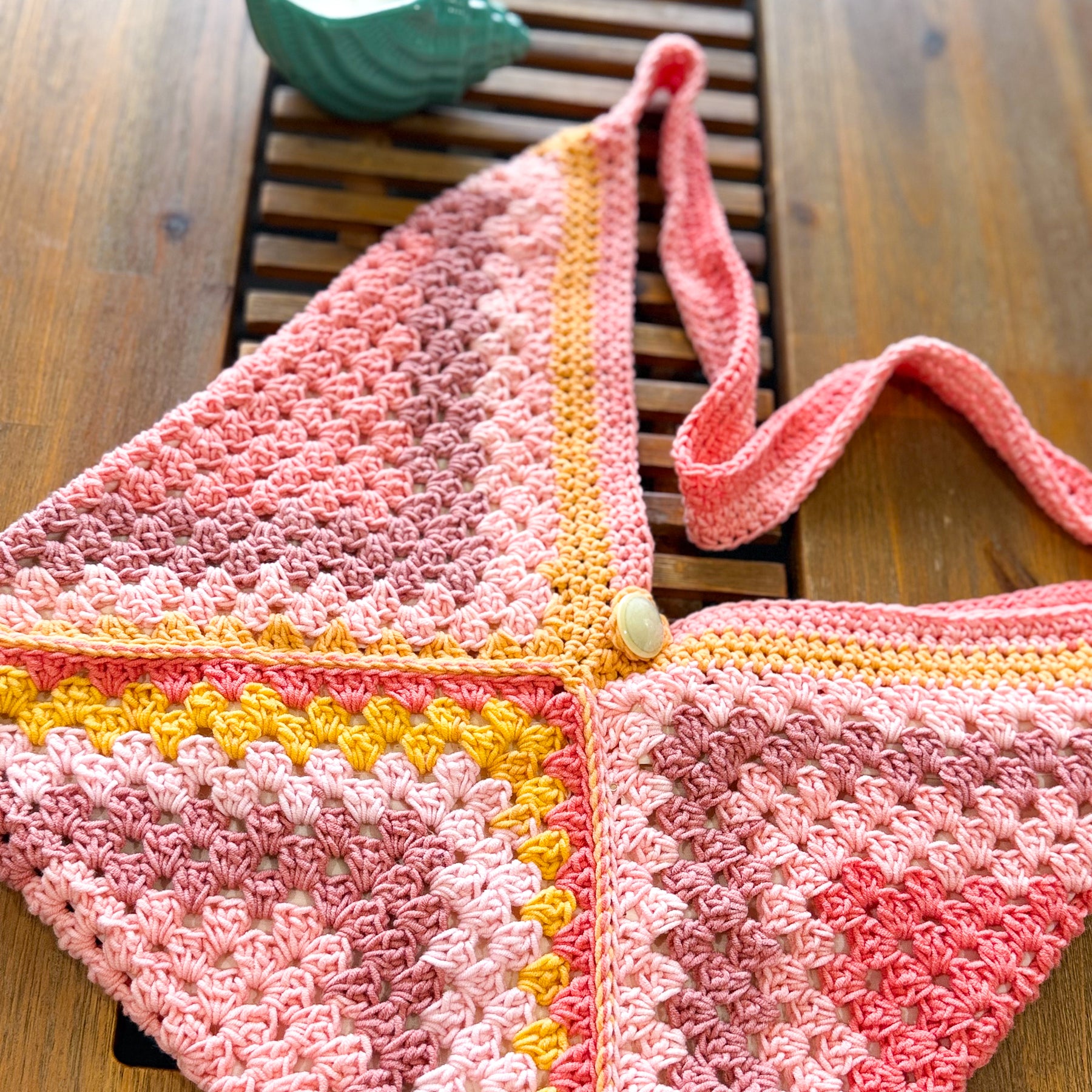 #083 Grannie Square Triangle Bag