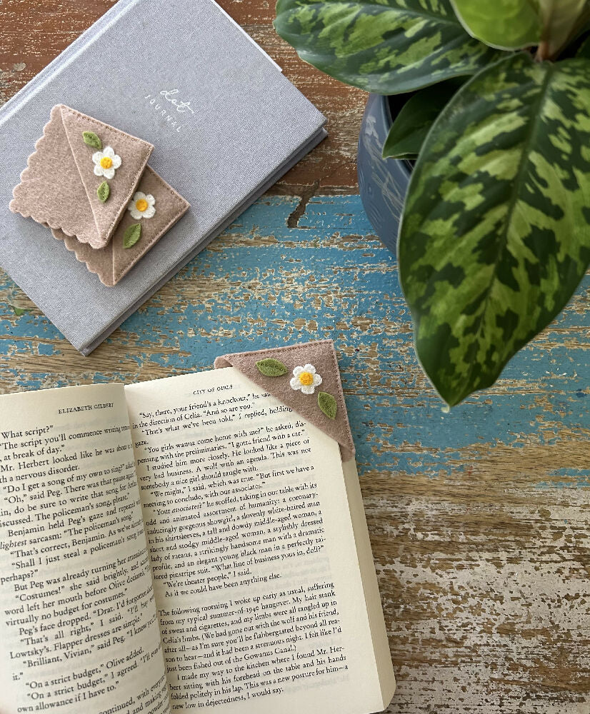 Daisy bookmark, felt corner