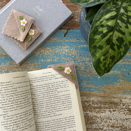 Daisy bookmark, felt corner