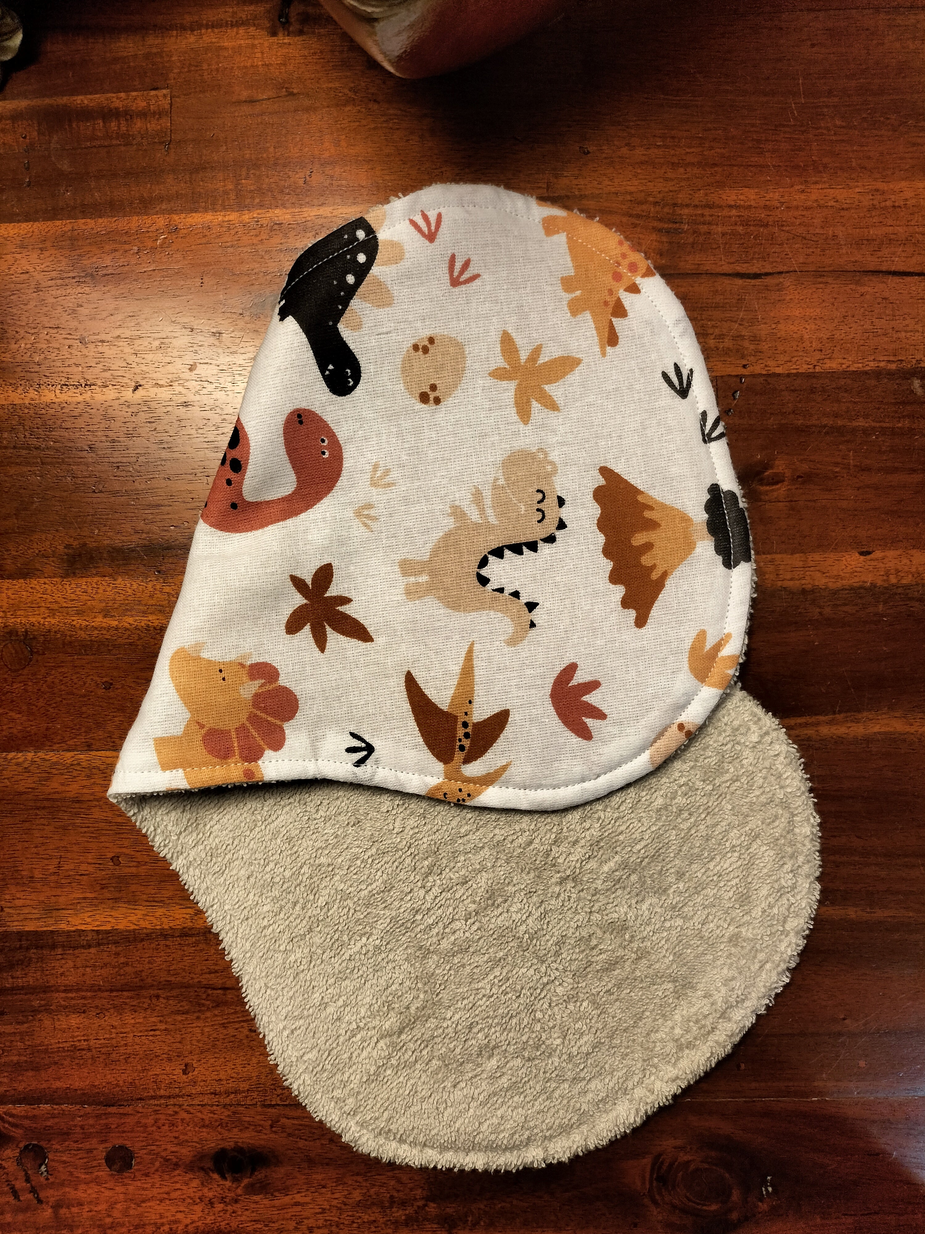 DINOSAUR BURP CLOTH WITH STONE TOWELLING