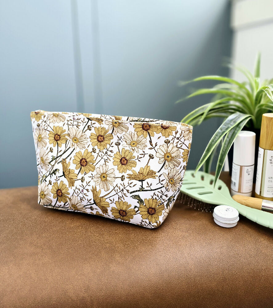 Floral make-up bag. Cosmetic pouch. Toiletry purse.