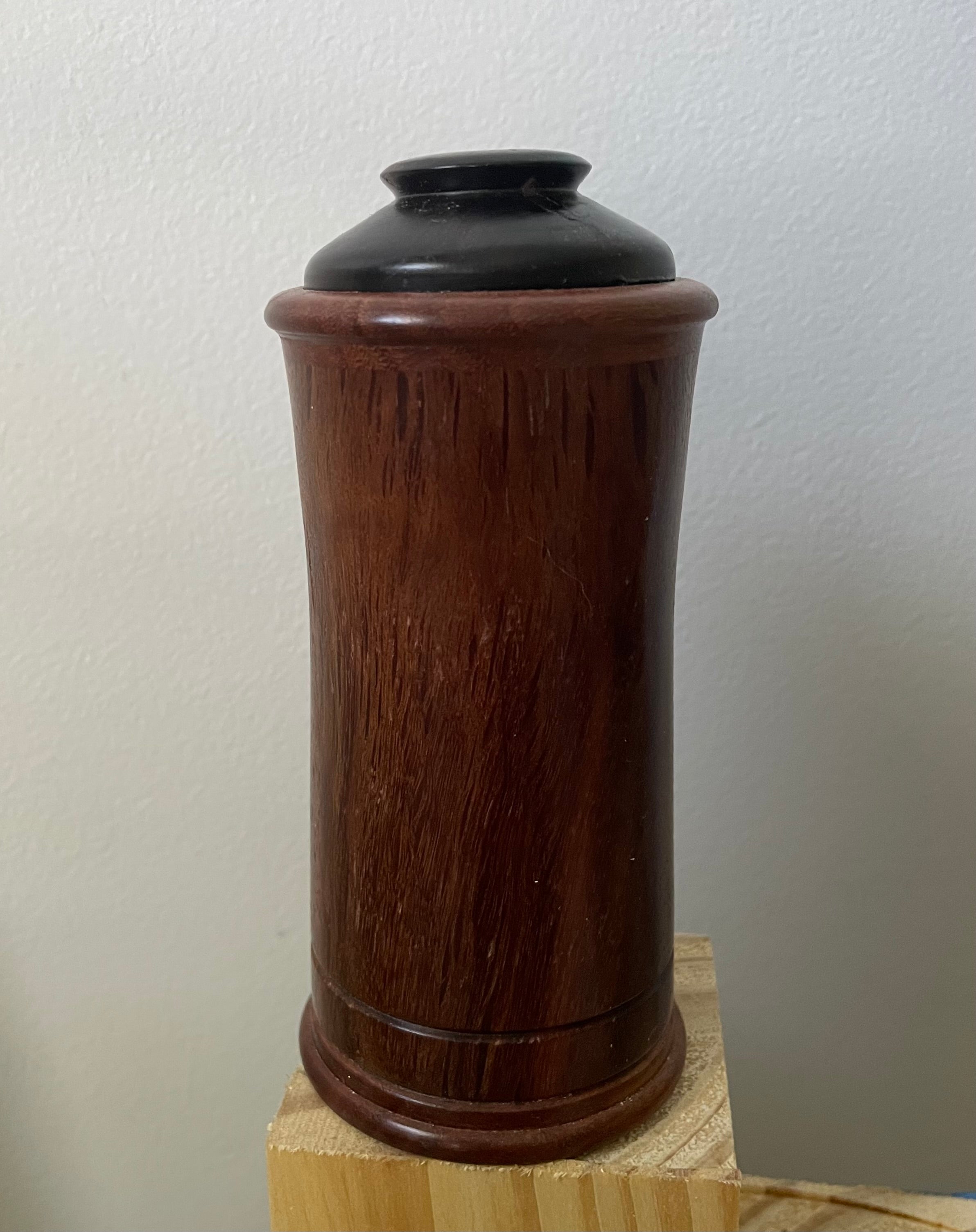 Lidded cylindrical box.