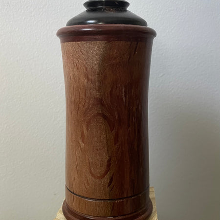 Lidded cylindrical box.