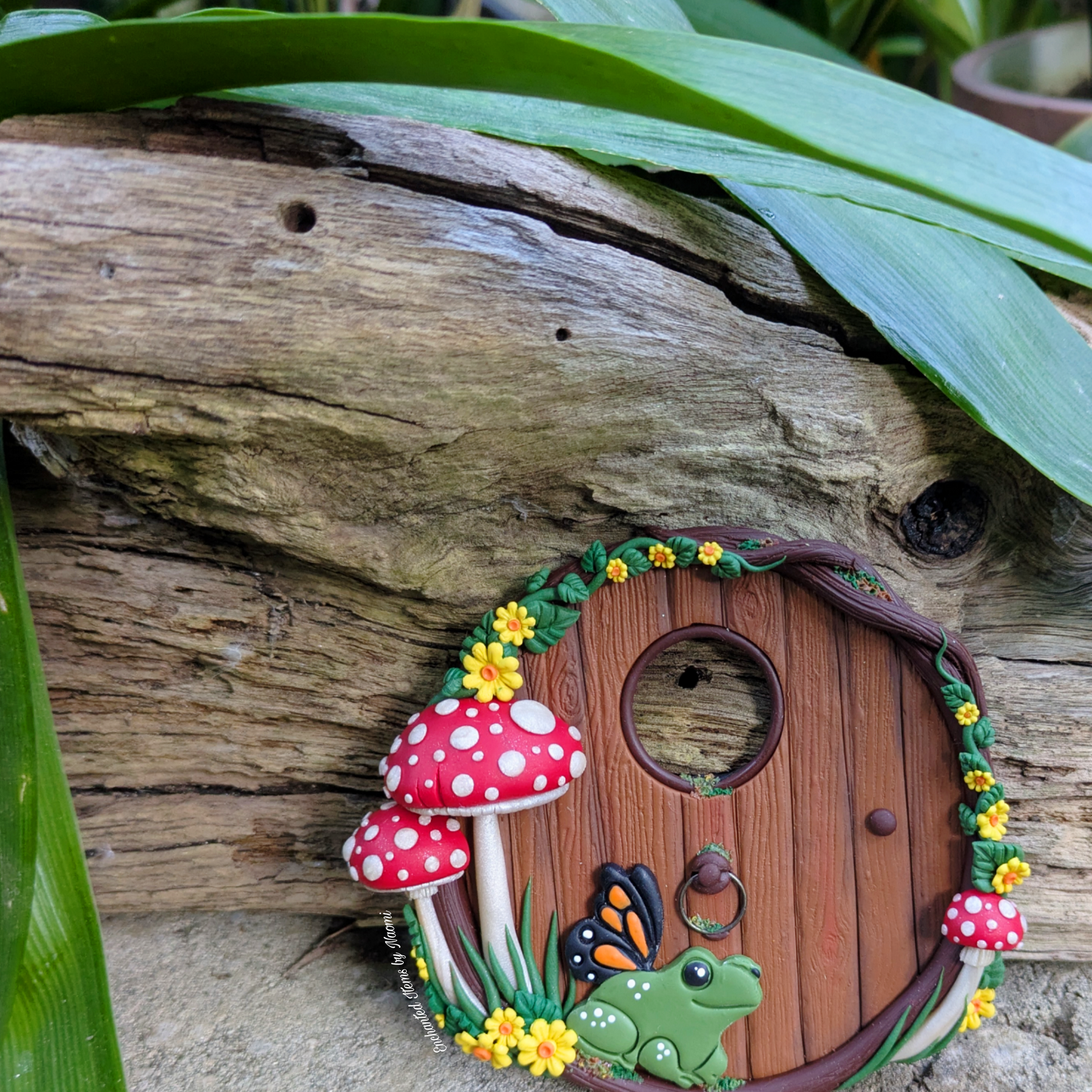 Woodland Hobbit Fairy Door – Frog with Butterfly wings