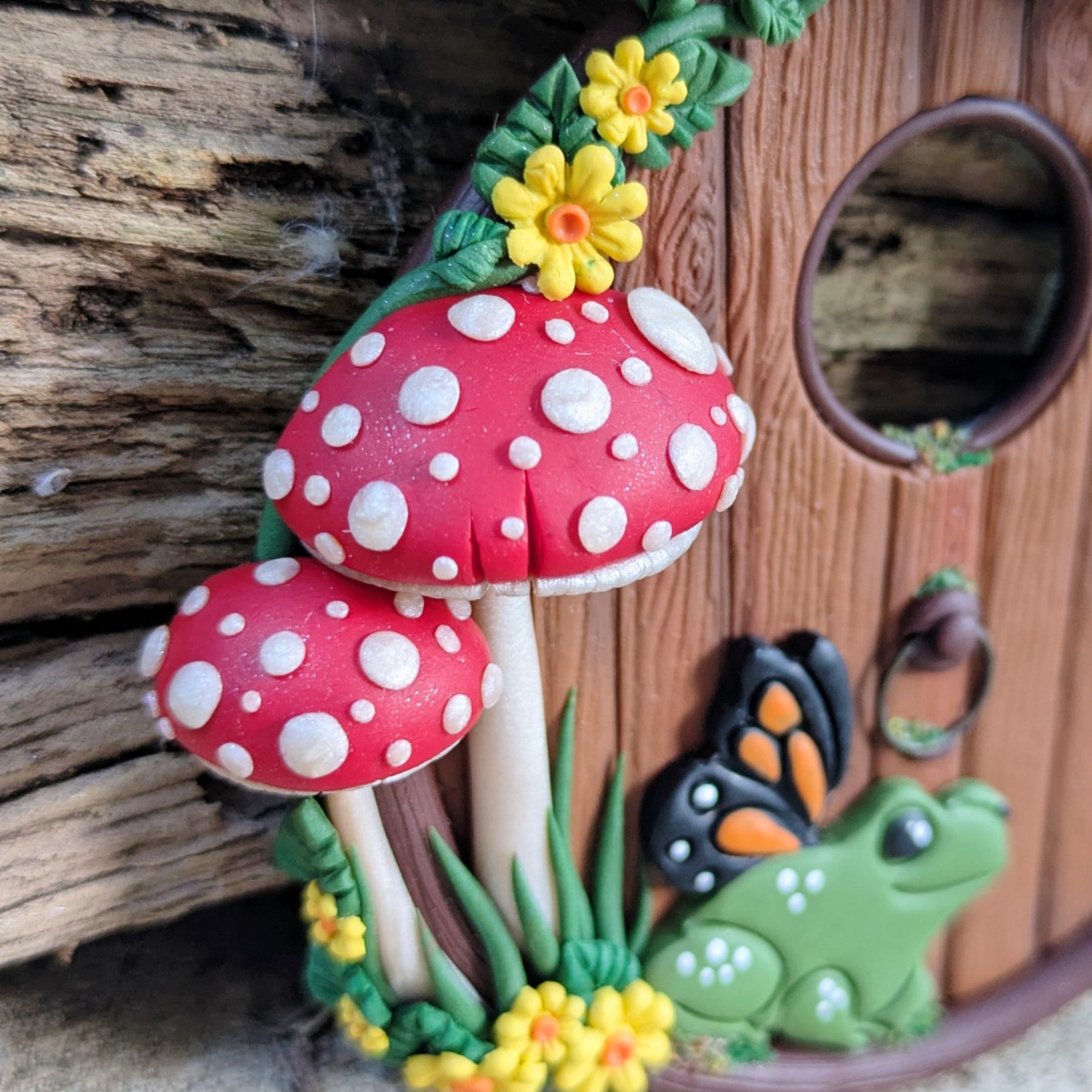 Woodland Hobbit Fairy Door – Frog with Butterfly wings