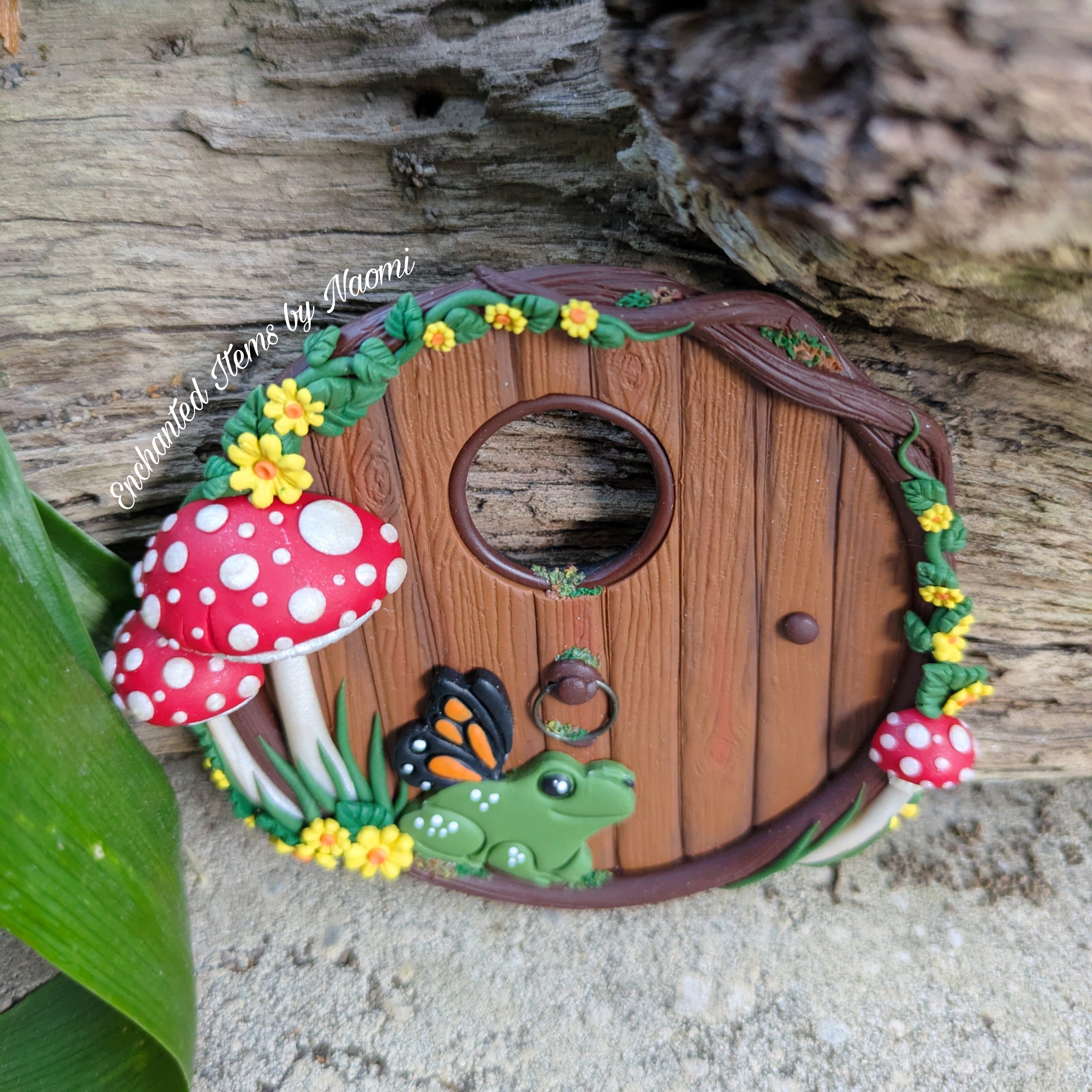 Woodland Hobbit Fairy Door – Frog with Butterfly wings