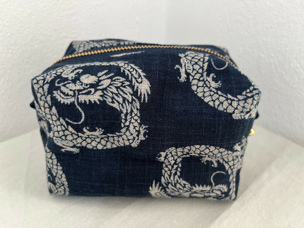 Zipper pouch dragon
