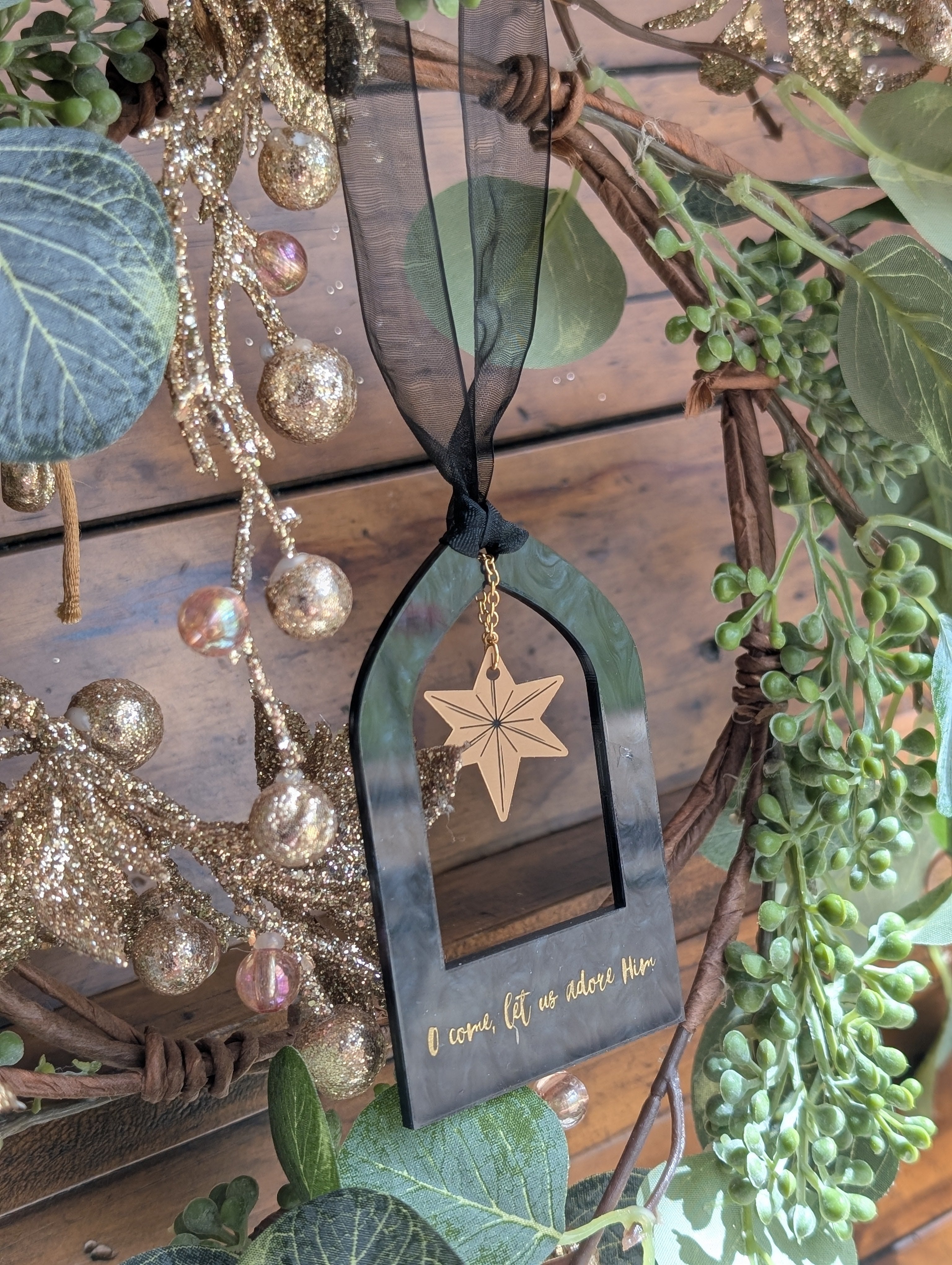 SIMPLE ORNAMENT "O, come let us adore Him"