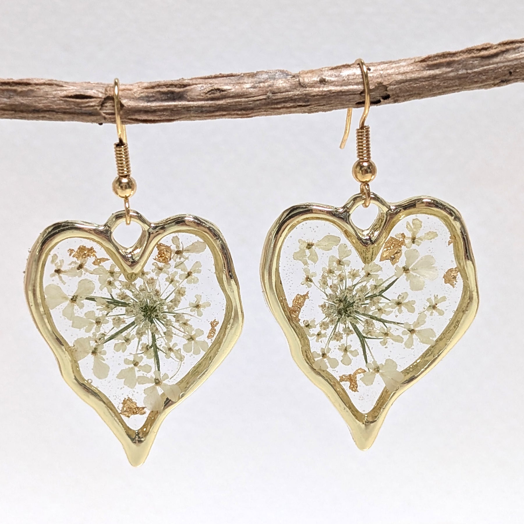 Pressed flowers in resin, heart-shaped, Queen Anne's Lace