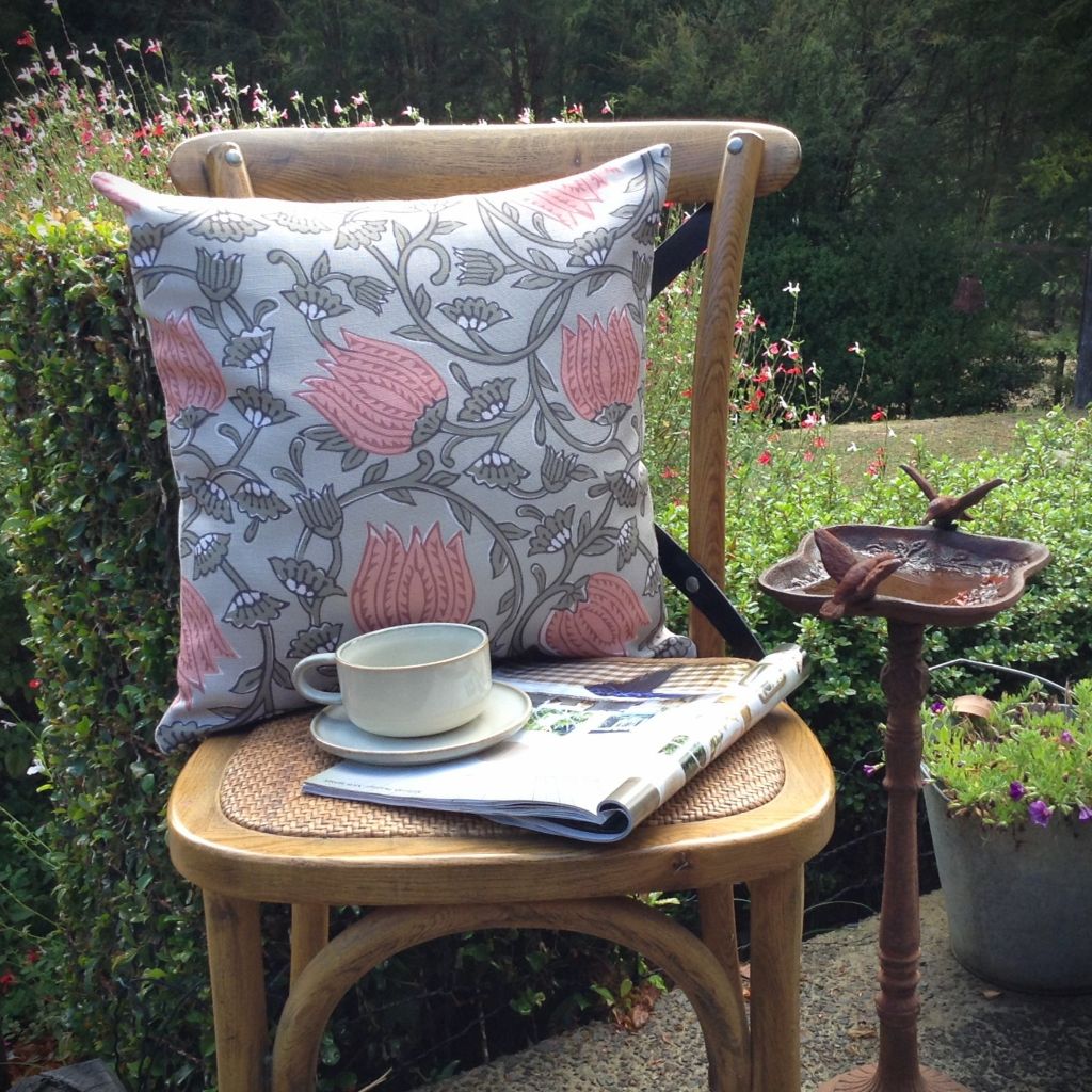 Elegant Native Floral Cushion Cover – Vintage Retro Style 45x45cm.