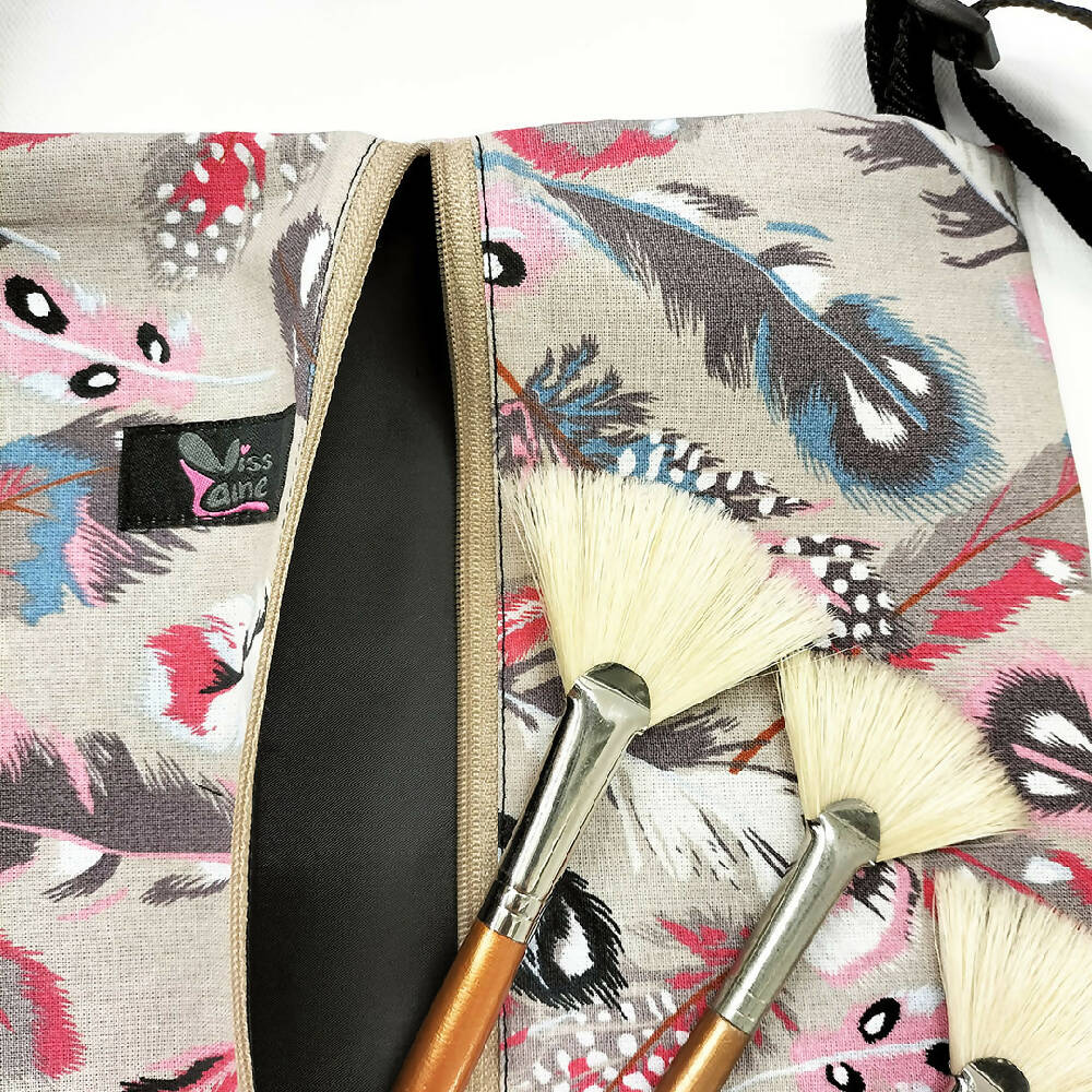 Accessory waterproof bag with adjustable strap. Feather print