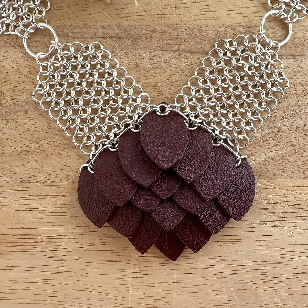 Chain & leather scales necklace leather detail