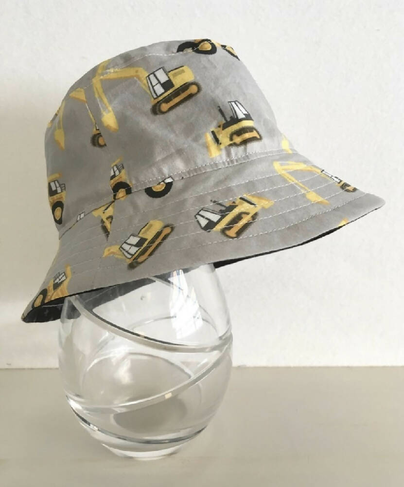 Summer hat in yellow and grey construction fabric