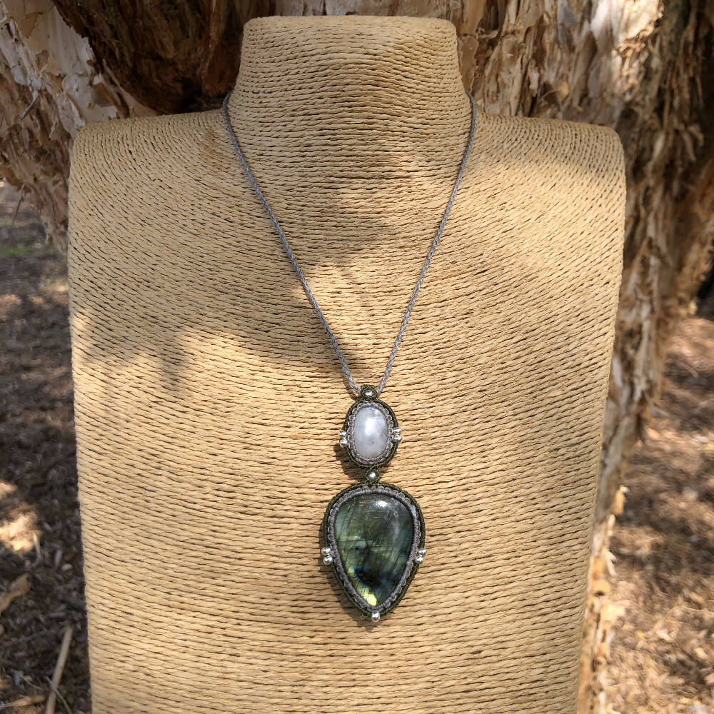 M042-Macrame pendant with labradorite & moonstone, unique handcrafted jewelry with gemstones