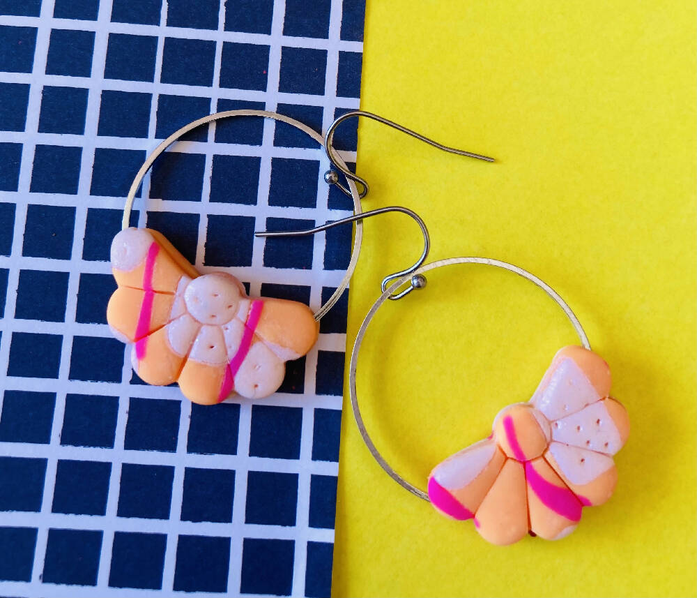 Hook flower / circle embellishment earrings