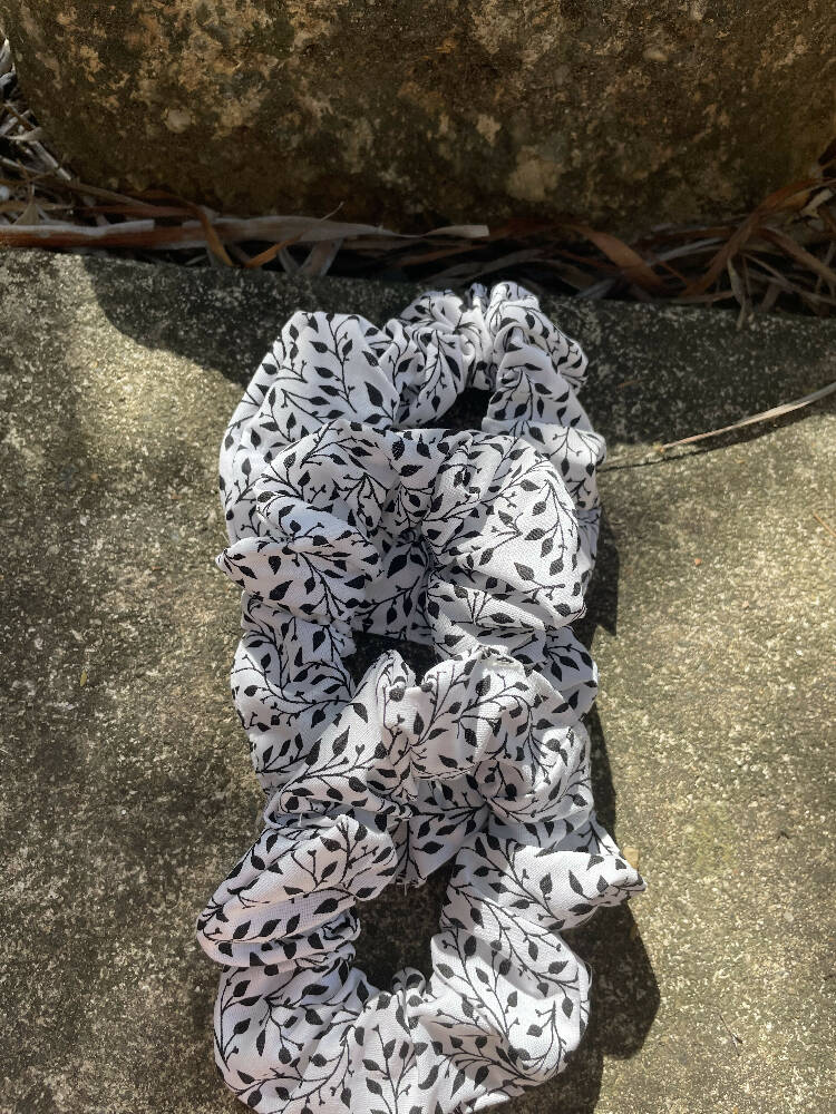 Black and White Scrunchie - Cotton. Leaf pattern
