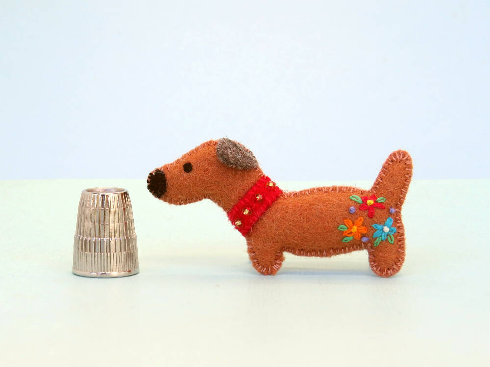 Dachshund Brooch - Wool Felt - Embroidered Dog