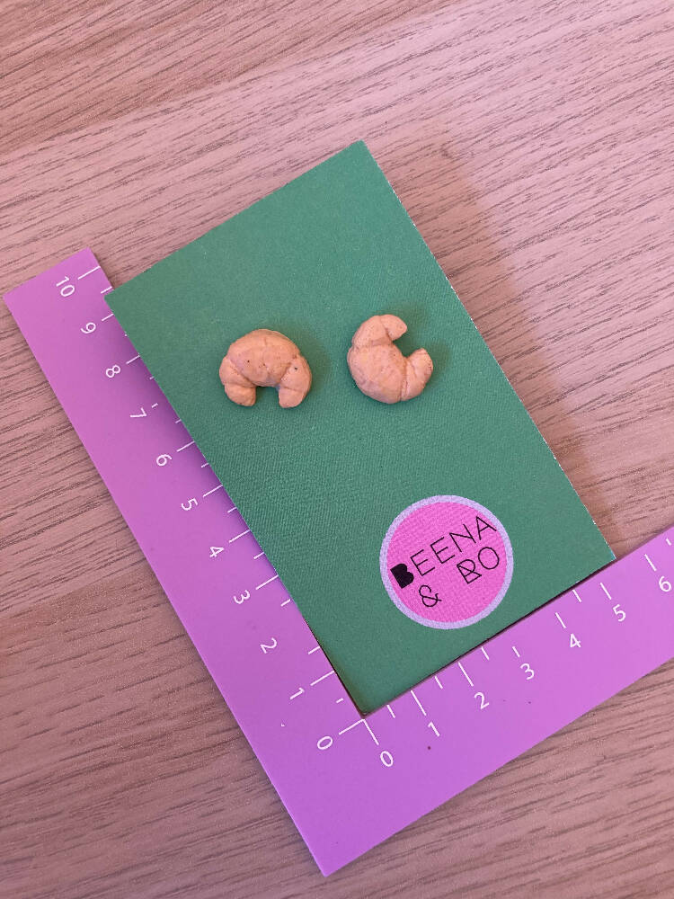 Croissant studs