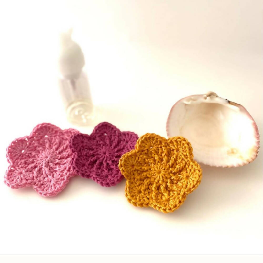 Cotton Reusable Makeup Pads in a Flower design 3.1