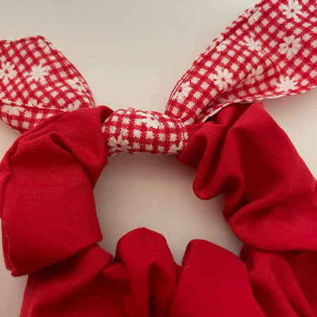 Tie scrunchie red and white check pattern