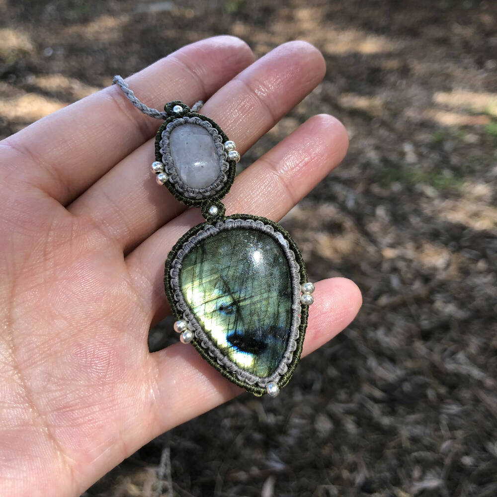 M042-Macrame pendant with labradorite & moonstone, unique handcrafted jewelry with gemstones